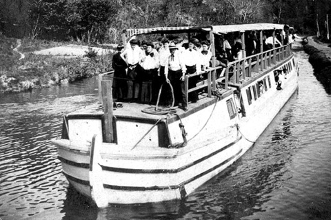 The Mount Vernon College packet boat on the canal (1890)