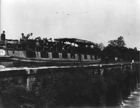 A packet boat passes through the Monocacy Aqueduct (1904)